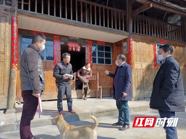 向村民发放防疫告知书。
