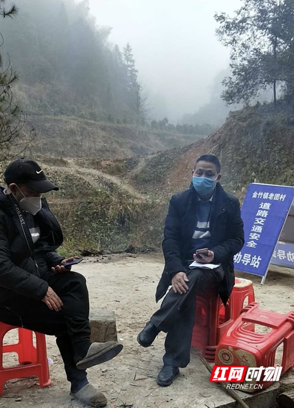 在村口道路交通执勤点检查车辆排查情况。