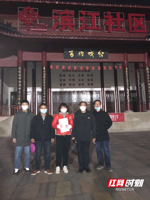 党组成员、理事会副主任黄民川、张克宽带领市供销社干部职工赴河西街道滨江社区开展疫情防控排查工作。