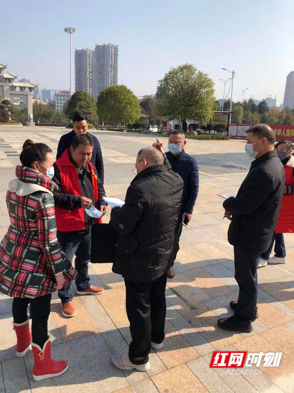 与社区工作人员汇总摸排情况。