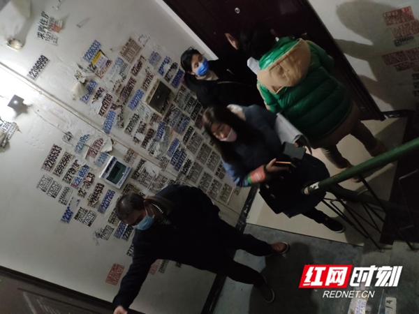 深夜仍在入户排查的市供销社机关工作人员。