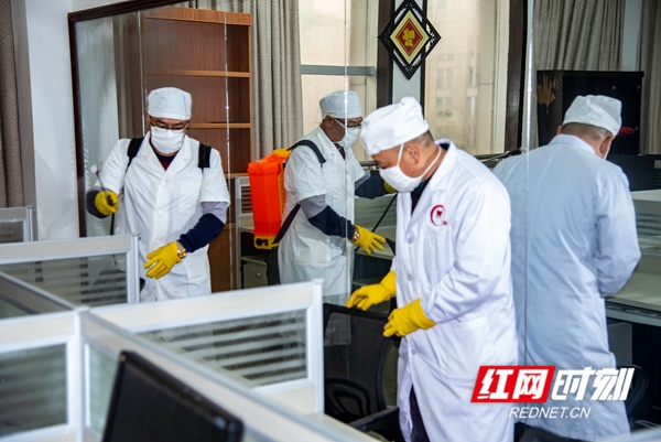 四川玉辰后勤服务管理公司怀化分公司对怀化市城市管理和综合执法局办公区域进行专业消毒。