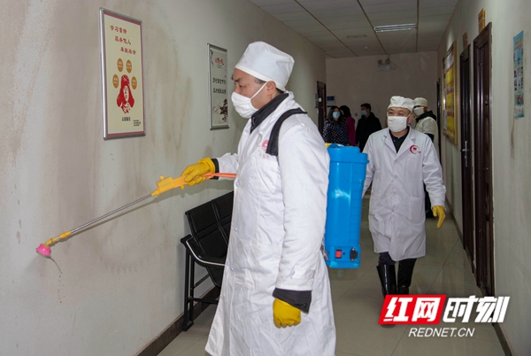 四川玉辰后勤服务管理公司怀化分公司对怀化市城市管理和综合执法局办公区域进行专业消毒。
