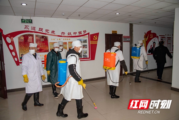 四川玉辰后勤服务管理公司怀化分公司对怀化市城市管理和综合执法局办公区域进行专业消毒。