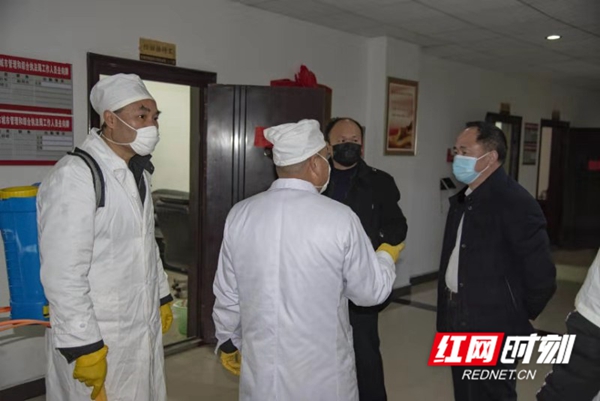四川玉辰后勤服务管理公司怀化分公司对怀化市城市管理和综合执法局办公区域进行专业消毒。