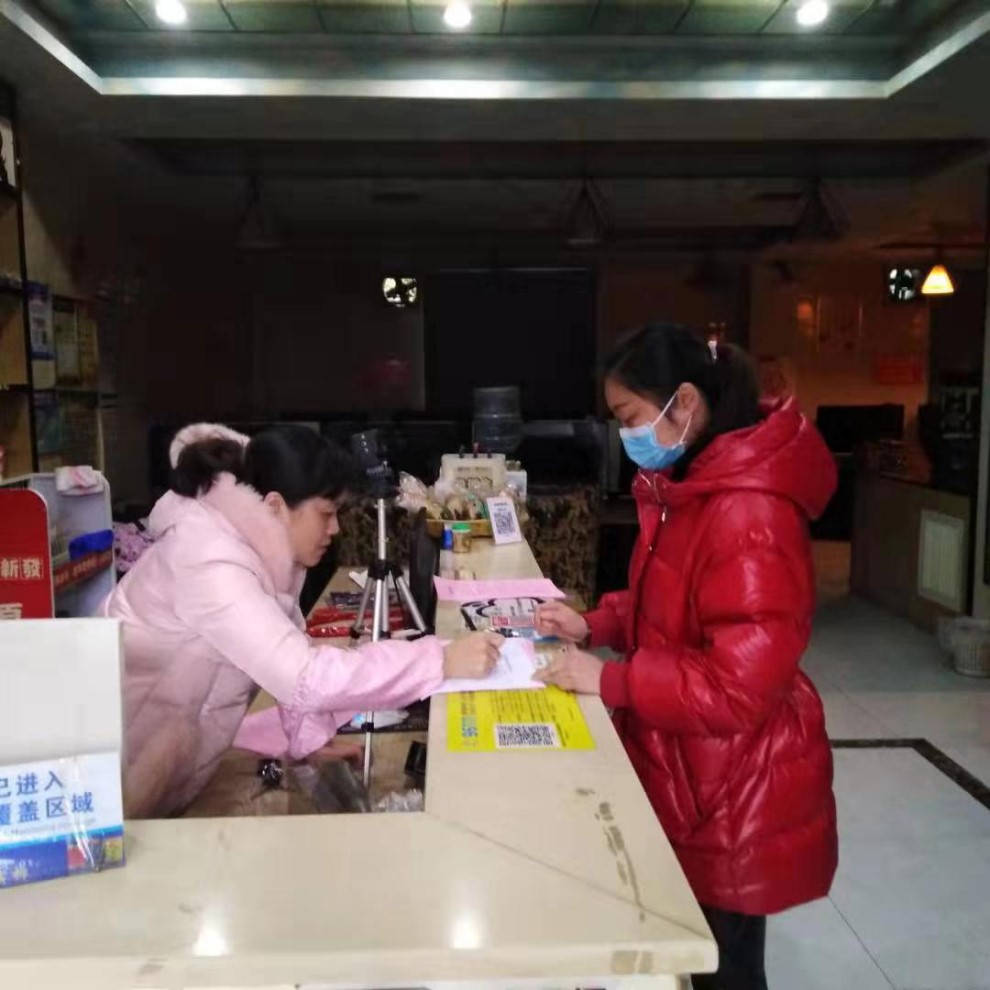 党员志愿者对网吧、棋牌室发放宣传单并督促关.jpg 党员志愿者对网吧、棋牌室发放宣传单并督促关.jpg