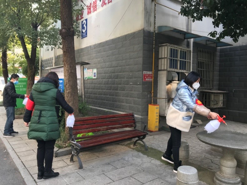 “红心领航”防控小分队正在对小区公共设施消毒.jpg “红心领航”防控小分队正在对小区公共设施消毒.jpg
