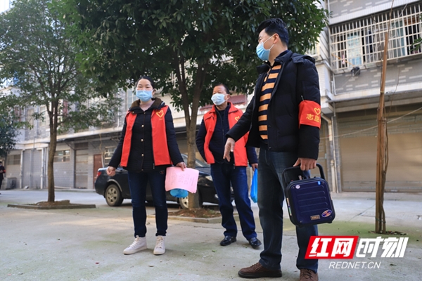志愿者提着音箱穿梭在在小区里，宣传防疫知识.jpg