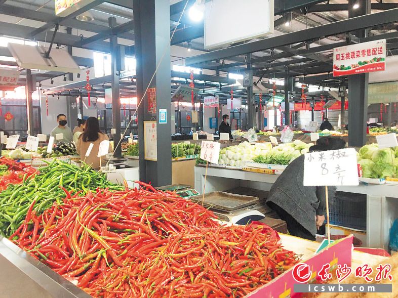 　　在含光滨江农贸市场，经营户备足了货品，明码标价，让市民放心消费。 长沙晚报全媒体记者 周辉霞 摄