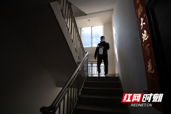 党员志愿者逐个楼道开展消杀。.jpg