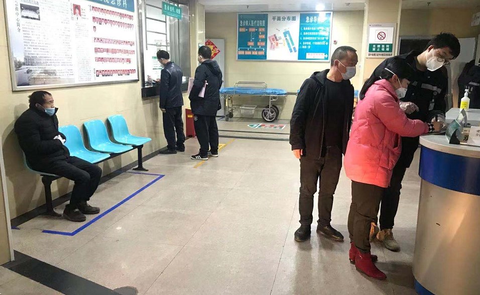    社区工作人员当晚帮助流浪汉到医院进行身体健康检查.jpg