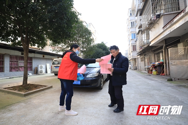 党员志愿者向邻里发放宣传资料.jpg