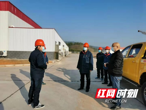 国网津市市供电公司疫情期间为园区企业客户巡视保电.jpg