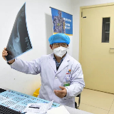不惧生死 他是冲锋在狙击病毒最前沿的白衣战士