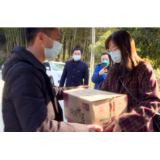 州门司镇：年轻党员为防控一线人员送物资