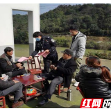 让党旗在疫情防控斗争第一线高高飘扬