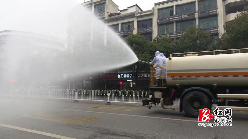 作为全市新冠肺炎疫情防控工作的重要一环，该局在积极做好防控新冠肺炎疫情知识宣传普及工作的同时，近日从株洲、衡阳等地采购了20吨消毒药品，由环卫处每天安排4台专用洒水车准时兑药，分组对包括学校、车站、市场、居民生活小区等在内的整个城区进行全面喷洒消毒。（关杨博）