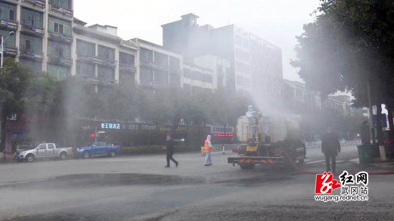 疫情就是命令，防控就是责任。2月1日，武冈市城市管理和综合执法局启动城区消毒行动，为广大人民群众撑起健康“保护伞”，坚决打赢防疫阻击战。（关杨博）