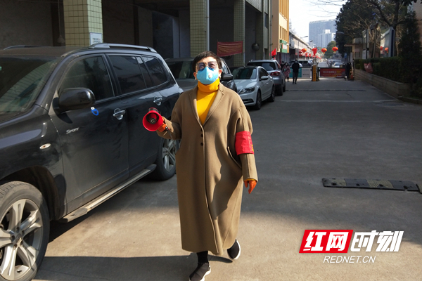 跃进湖社区在职党员拿着大喇叭在小区宣传防疫_副本.jpg 跃进湖社区在职党员拿着大喇叭在小区宣传防疫_副本.jpg