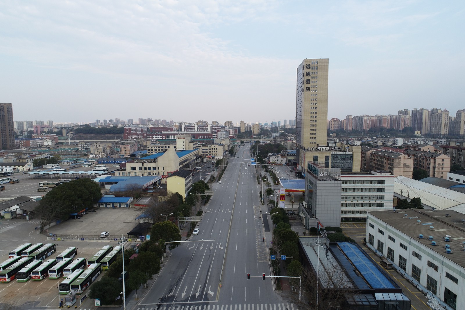 1月31日下午5时，远大路汽车东站路段基本已无车辆行驶在路面上。长沙晚报全媒体记者 余劭劼 摄