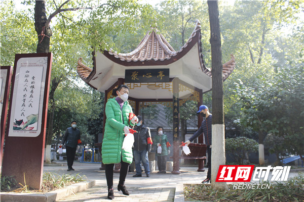 聚心亭前忙消毒.jpg 聚心亭前忙消毒.jpg