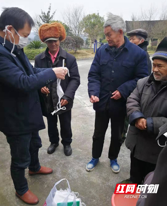 图为正在教院民如何正确使用口罩.jpg 图为正在教院民如何正确使用口罩.jpg