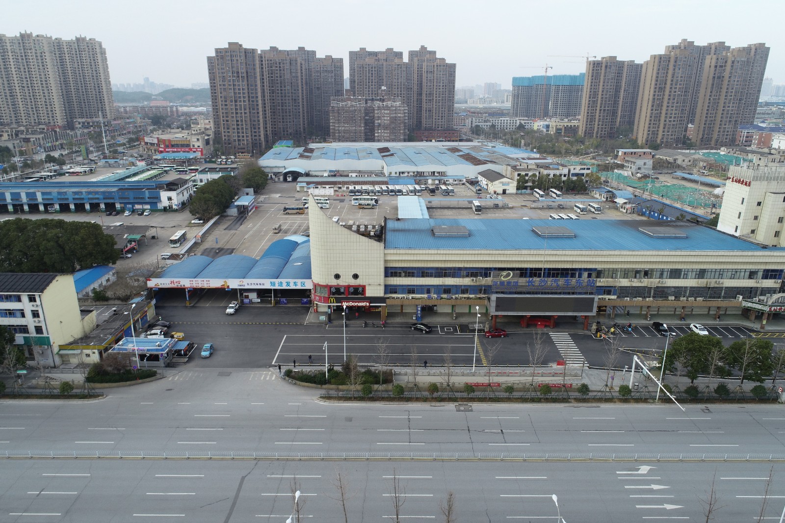 1月31日下午5时，远大路汽车东站路段基本已无车辆行驶在路面上。长沙晚报全媒体记者 余劭劼 摄