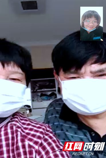 黄芳与父母视频截图_副本.jpg