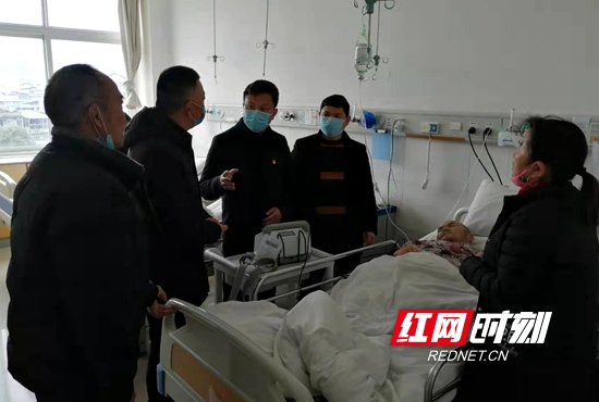 看望慰问累倒在疫情防控一线的交警李铁.jpg 看望慰问累倒在疫情防控一线的交警李铁.jpg
