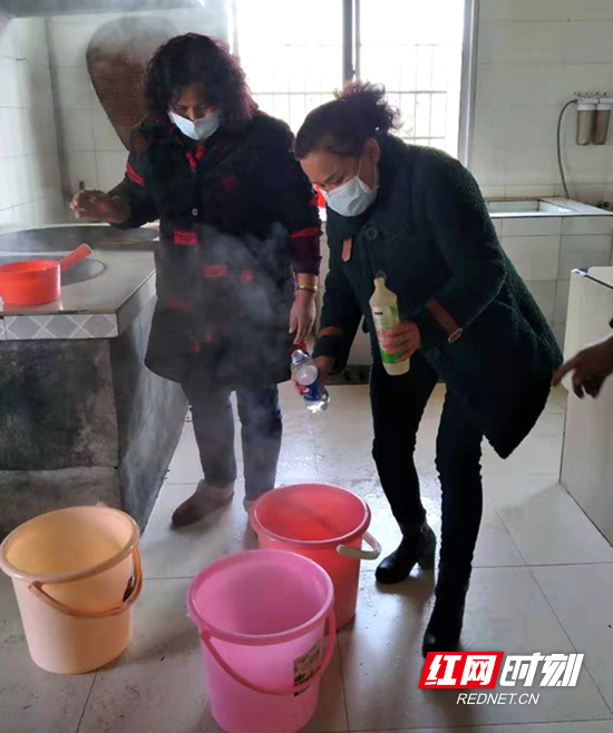 图为正在对生活用品进行消毒.jpg 图为正在对生活用品进行消毒.jpg