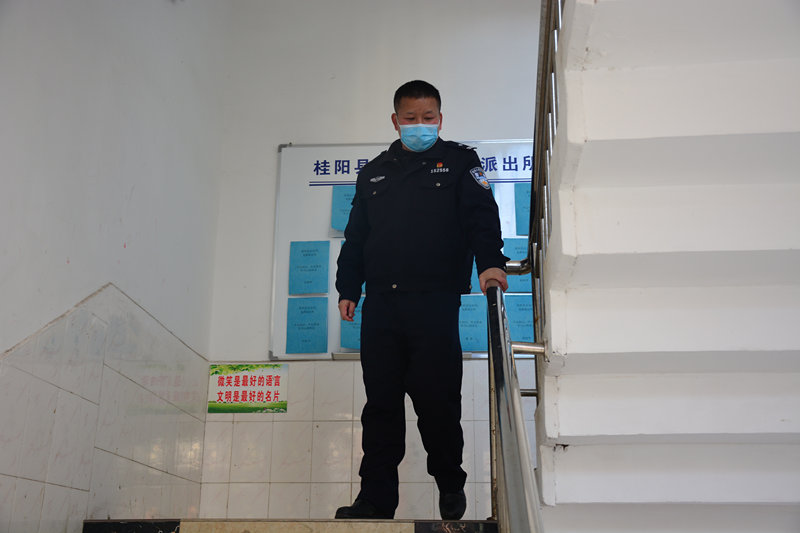 肖忠飞伤后下楼都吃力。_副本.jpg 肖忠飞伤后下楼都吃力。_副本.jpg