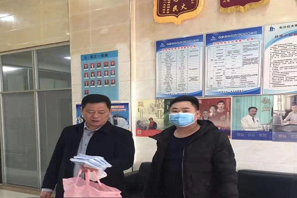 图4王俊向花溪欣苑小区管委会捐赠1000只口罩.jpg