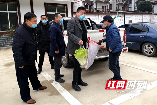 爱心生活物资送给疫情防控一线工作者.jpg 爱心生活物资送给疫情防控一线工作者.jpg