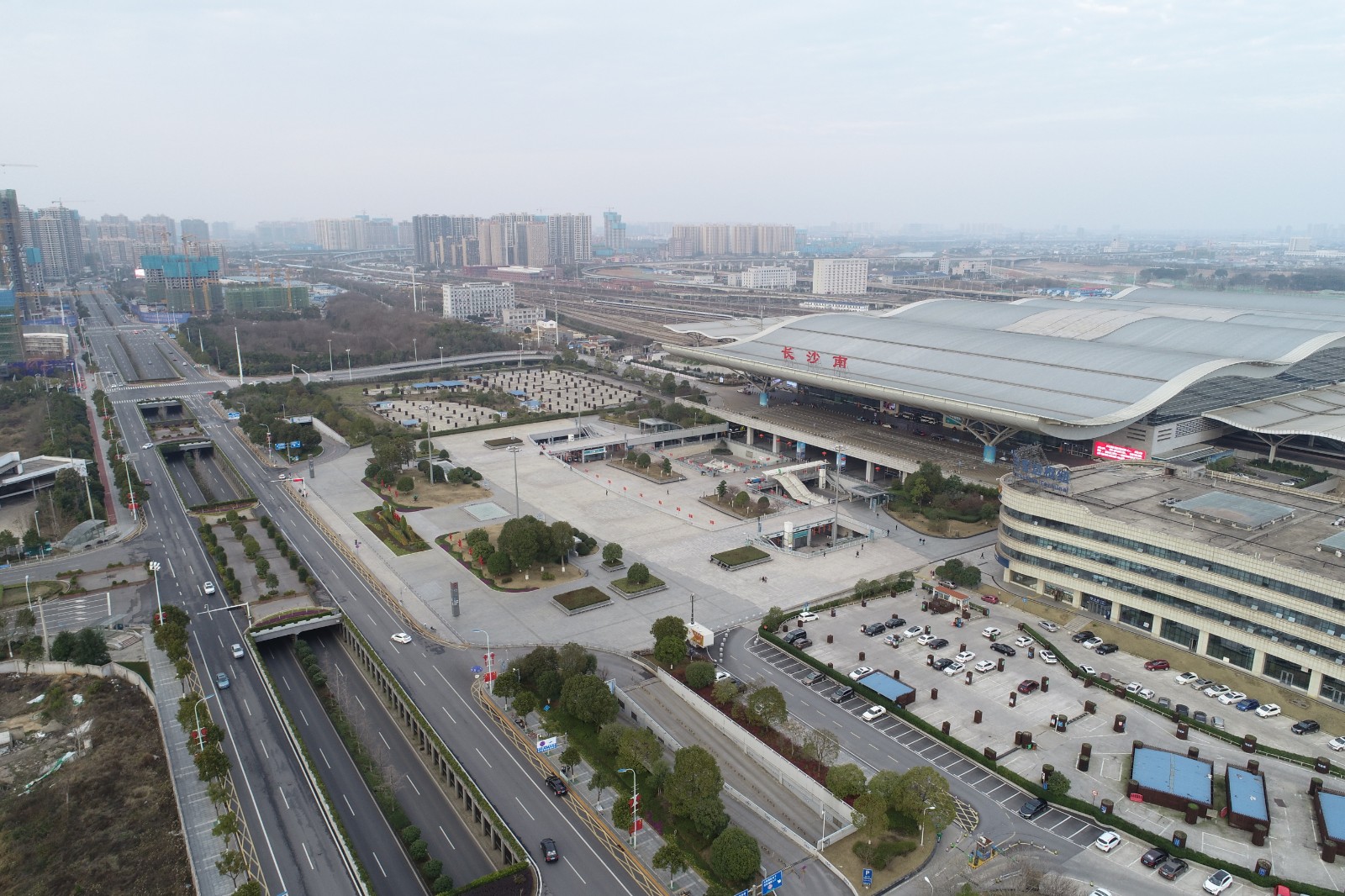 1月31日下午5时30分，长沙南站旅客稀少，花侯路也只有少数车辆在路上行驶。长沙晚报全媒体记者 余劭劼 摄