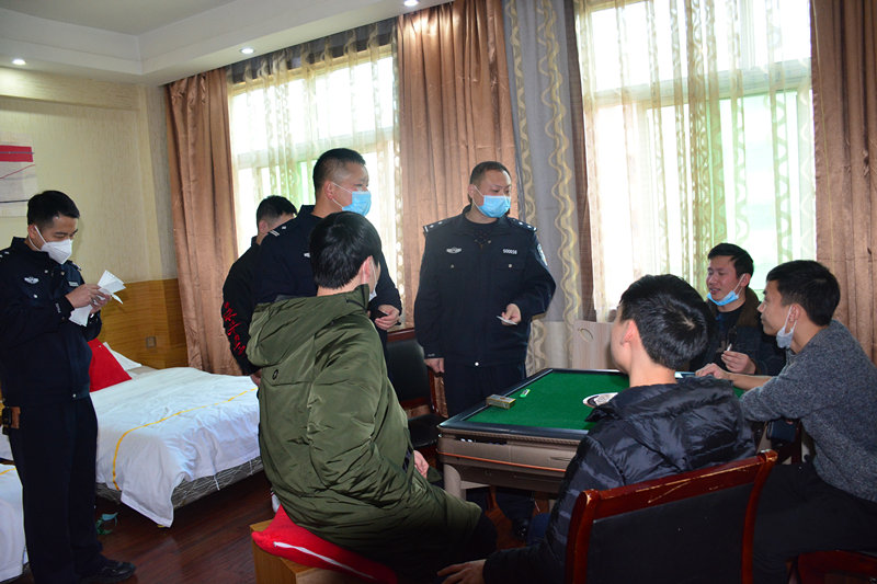 肖忠飞带队清查宾旅馆住宿旅客信息。_副本.jpg 肖忠飞带队清查宾旅馆住宿旅客信息。_副本.jpg
