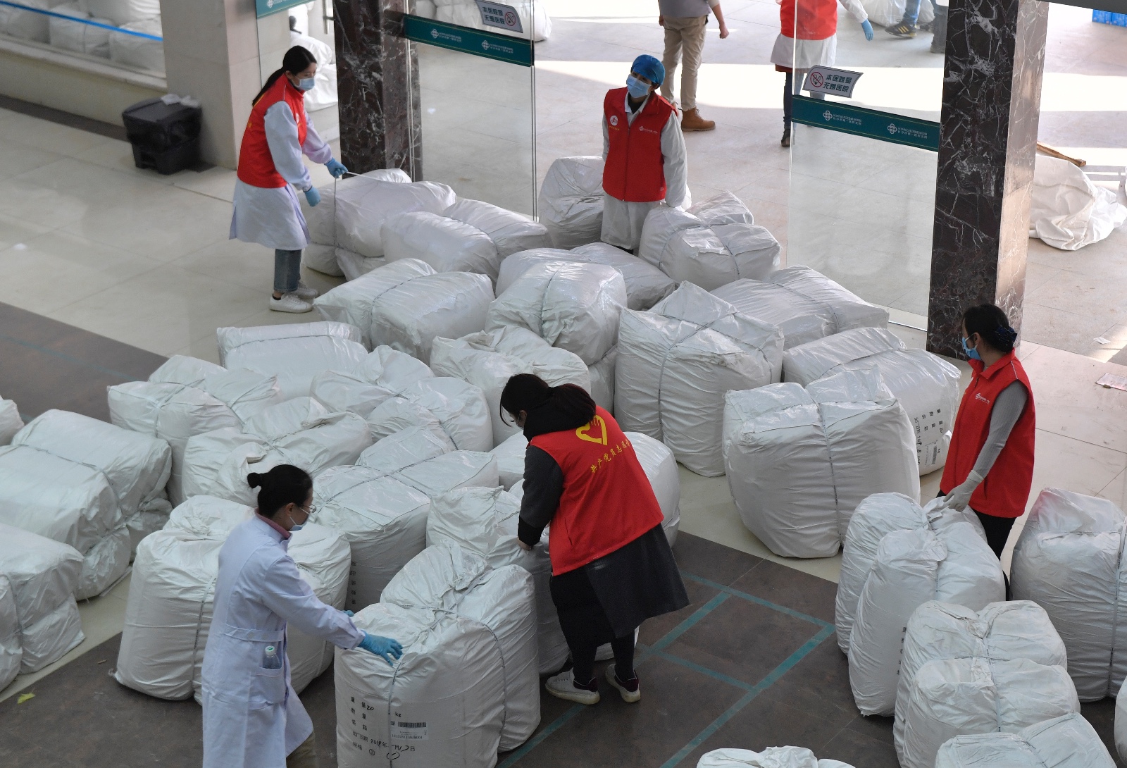 1月30日16时08分，长沙市第一医院（北院），医务人员和志愿者们正在整理刚刚送到的物资。长沙晚报全媒体记者 邹麟 摄