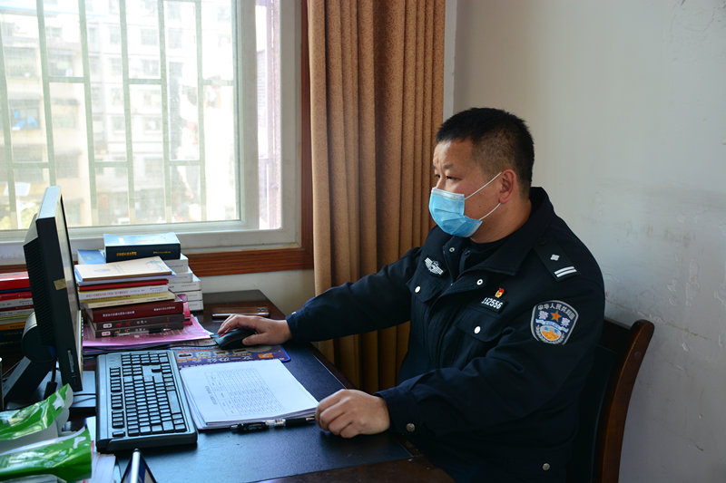 肖忠飞正在跟进与疫情相关的人员信息。_副本.jpg 肖忠飞正在跟进与疫情相关的人员信息。_副本.jpg