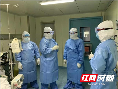 李红辉（右二）在负压病房了解救治情况.jpg