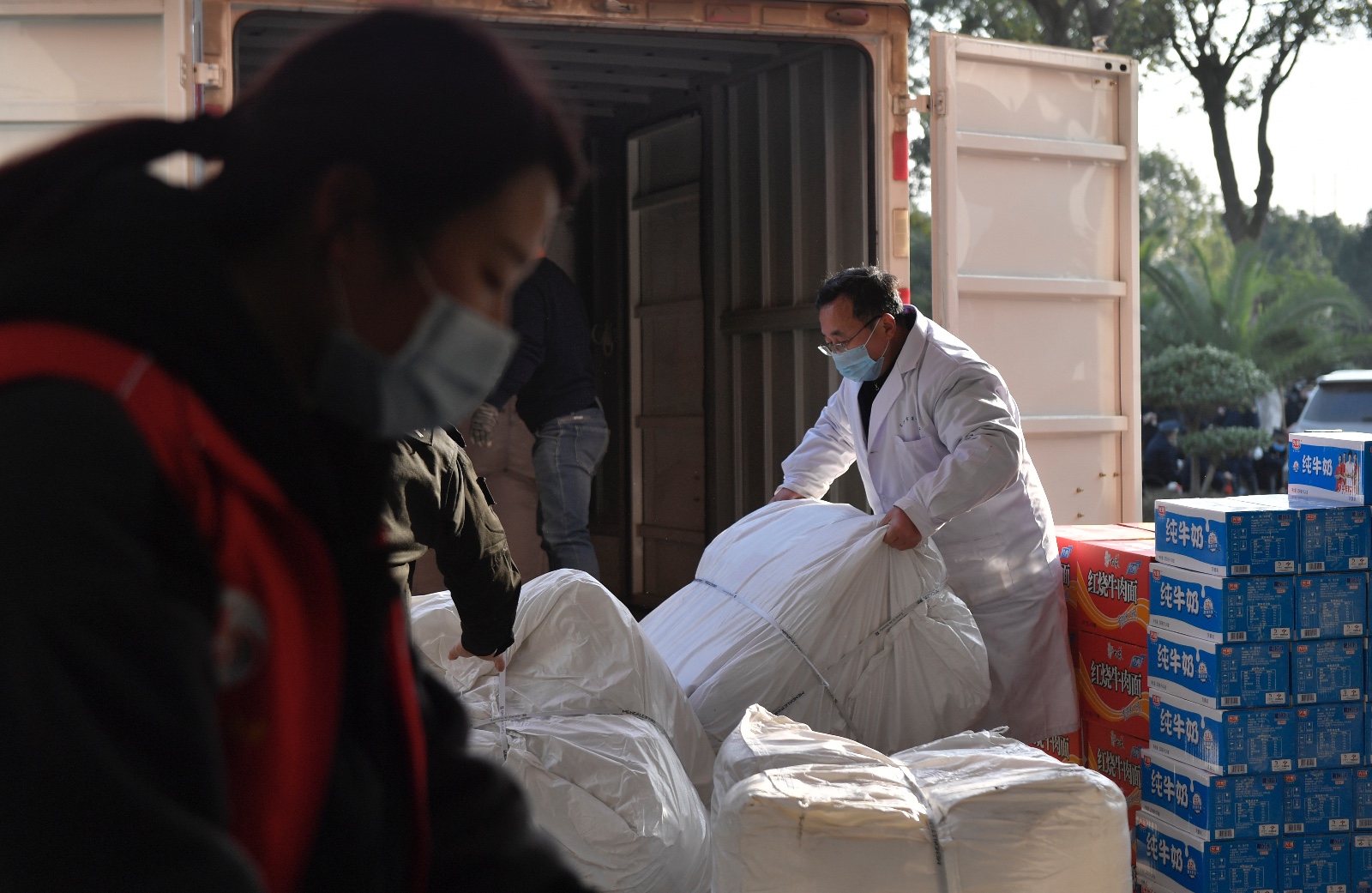 1月30日16时16分，长沙市第一医院（北院），医务人员和志愿者们正在整理刚刚送到的物资。长沙晚报全媒体记者 邹麟 摄