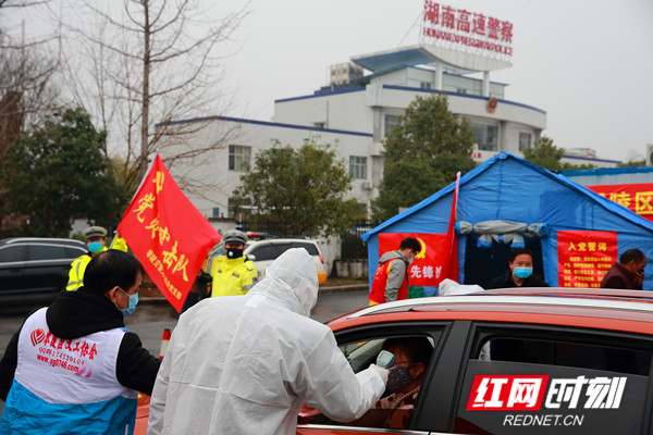 疫情防控执勤点严防严控车辆和人员.jpg