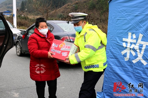 3.爱心企业送物质到“前线”.jpg