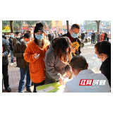 邵阳市调度的第二批20000个口罩投放市场 供市民购买