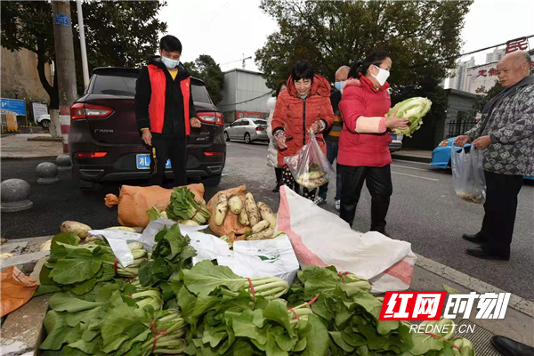 爱心抗“疫”｜郴州：90后瑶族小伙免费送菜让市民倍感温暖