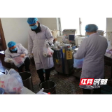 临湘市中医医院9天熬制15300包中药送给抗疫一线人员