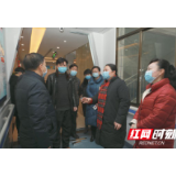 吴凌频和省指导组专家到州级后备定点医院现场办公