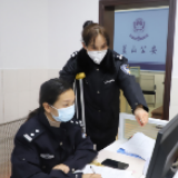 防疫故事丨点赞女警 一根拐杖撑起“防疫重量”