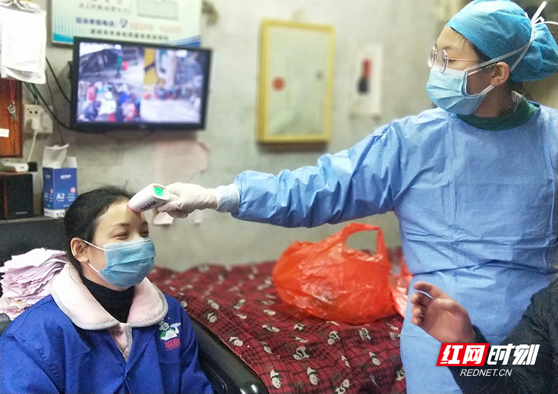 近日，群众开始进入集贸市场购物，为降低和减少新型冠状病毒感染的肺炎交叉感染风险点，保障广大群众身体健康，让群众在市场放心购物，武冈市在大集贸市场正式设立临时疫情监测服务站点，对所有进入市场购物群众进行体温测量，进行从严管控，切断疫情传染源。（杨良晖 唐亚军  摄影报道）
