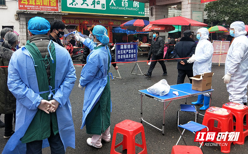 近日，群众开始进入集贸市场购物，为降低和减少新型冠状病毒感染的肺炎交叉感染风险点，保障广大群众身体健康，让群众在市场放心购物，武冈市在大集贸市场正式设立临时疫情监测服务站点，对所有进入市场购物群众进行体温测量，进行从严管控，切断疫情传染源。（杨良晖 唐亚军  摄影报道）