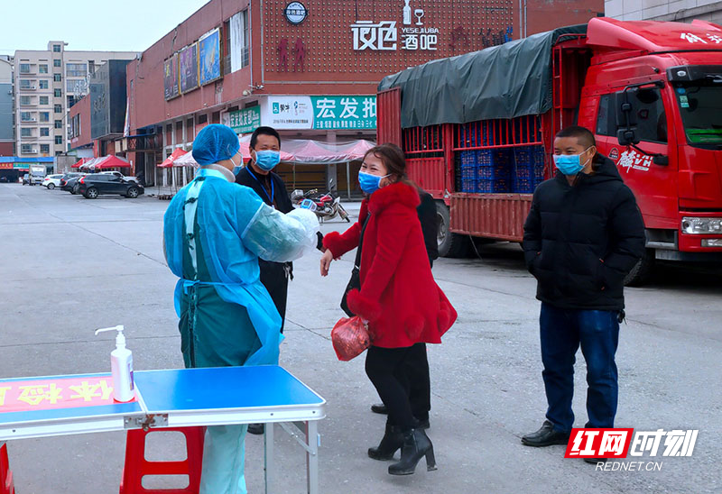 近日，群众开始进入集贸市场购物，为降低和减少新型冠状病毒感染的肺炎交叉感染风险点，保障广大群众身体健康，让群众在市场放心购物，武冈市在大集贸市场正式设立临时疫情监测服务站点，对所有进入市场购物群众进行体温测量，进行从严管控，切断疫情传染源。（杨良晖 唐亚军  摄影报道）