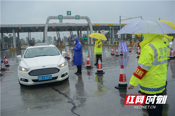 2月2日，太和高速互通口党员先锋在雨中坚守岗位.jpg